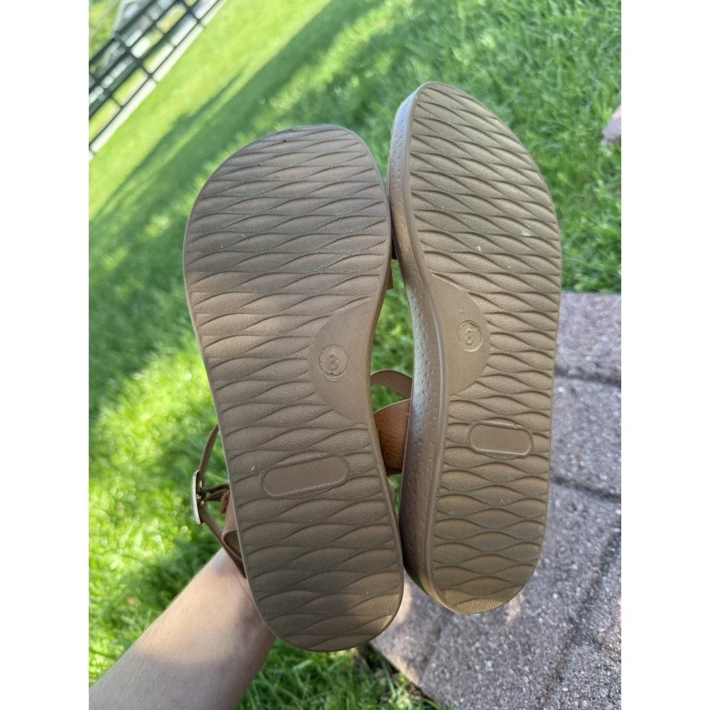 Forever Comfort Tan Faux Leather Buckle Flat Adjustable Strappy Sandals Size 8